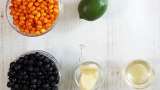 Zumo energizante de espino amarillo y aronia con jengibre, lima y miel - Preparación paso 1
