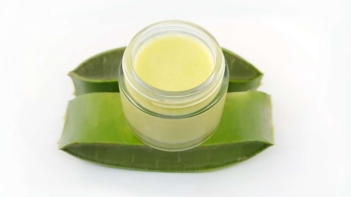 Crema de aloe vera con aceite de oliva, uva y coco