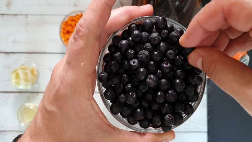 Zumo energizante de espino amarillo y aronia con jengibre, lima y miel, foto 9