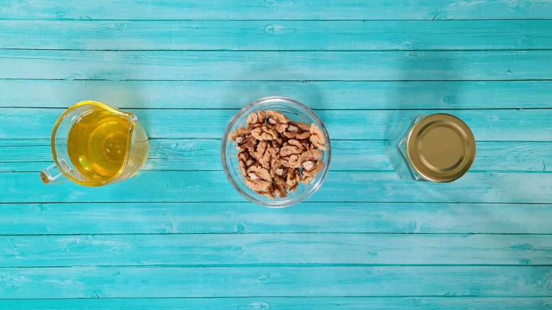 Granos de nuez con miel en tarro, foto 7