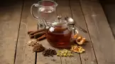 Té frío con regaliz, canela, clavo y manzanilla